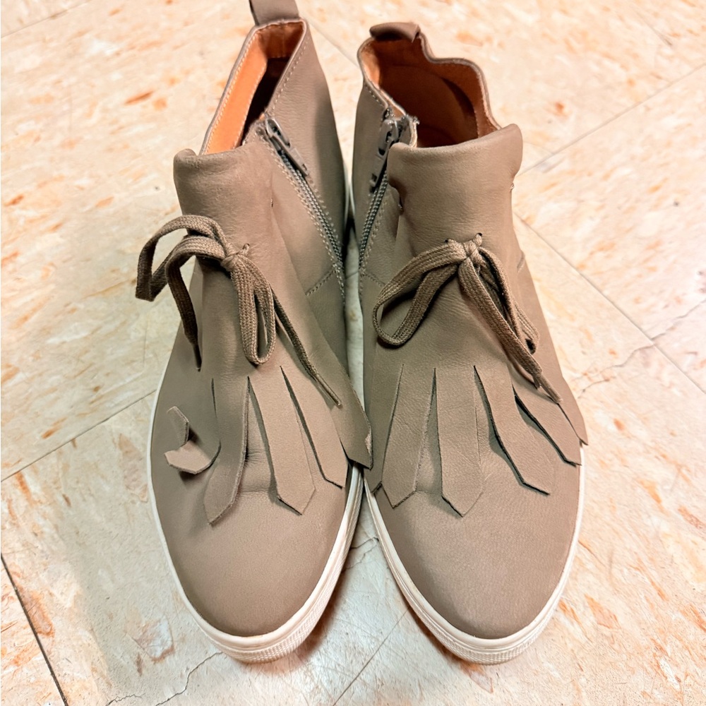 Seychelles Tan Sneakers Minimalist Low-Top Design